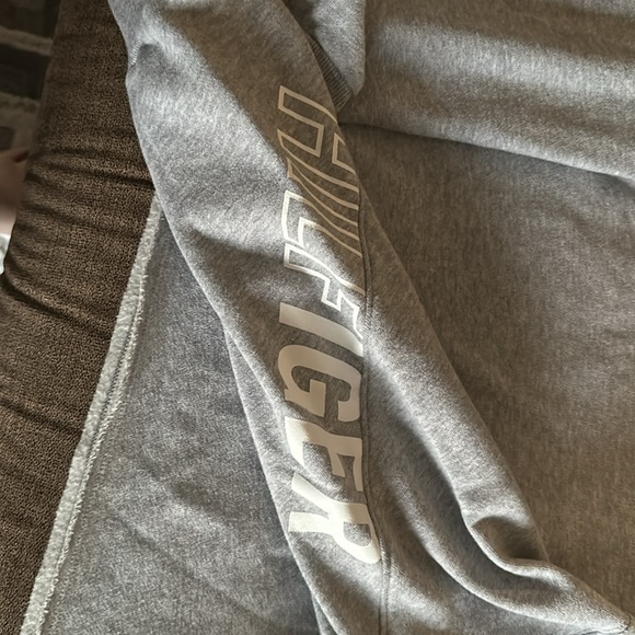 Tommy Hilfiger logo-patch crop sweatshirt - Picture 2 of 3